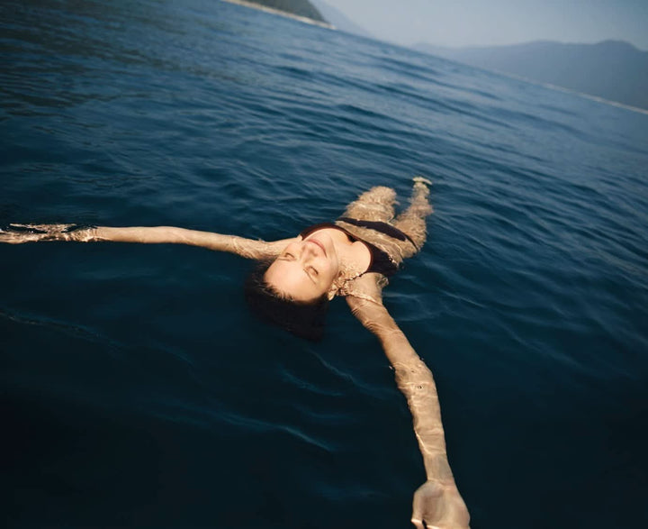 Kneipp Aroma, aditiv de baie cu extract de arnică și uleiuri esențiale naturale din speciile Cabreuva, Rosemary și Pinus, 400 ml Naty Shop