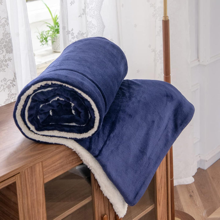 Kono Sherpa fleece throw blanket, 150 X 200 Cm, Soft, Cosy, Fluffy, Reversible, Microfibre, pături fixe pentru pat, canapea, canapea (Albastru marin, dublu/double) Paturi si Cuverturi Besuche den KONO-Store